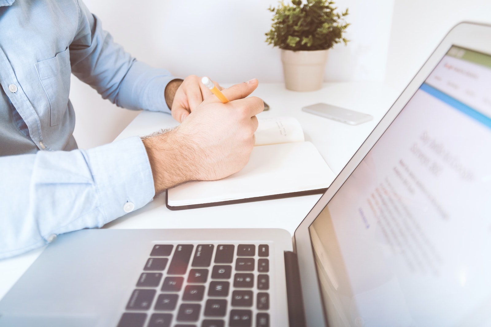 test-desk-computer-hands