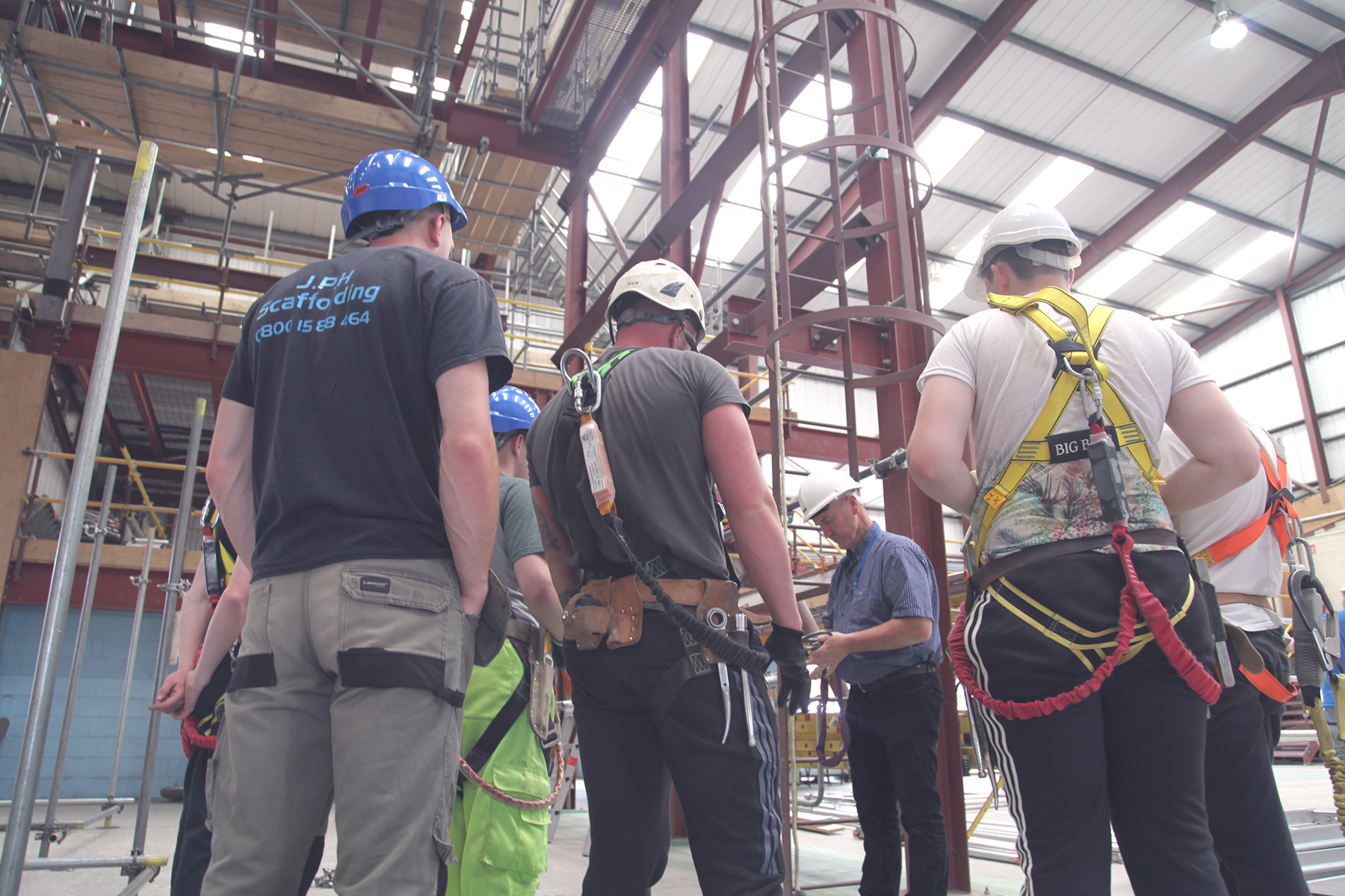 Group of scaffolding apprentices being tutored